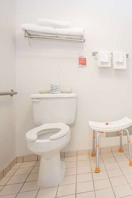 Hotel Ramada by Wyndham Surrey/Langley photo 5