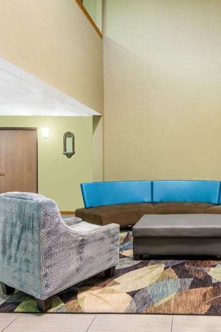 Hotel Days Inn and Suites Wichita photo 3