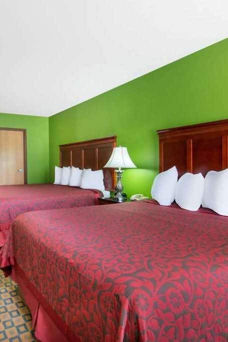 Hotel Days Inn and Suites Wichita photo 2