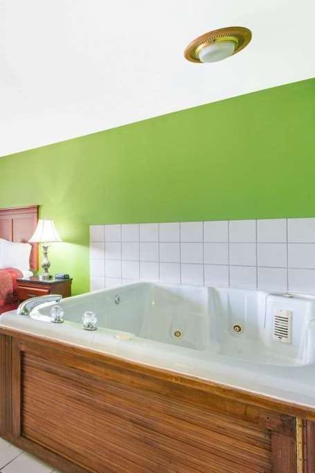 Hotel Days Inn and Suites Wichita photo 5