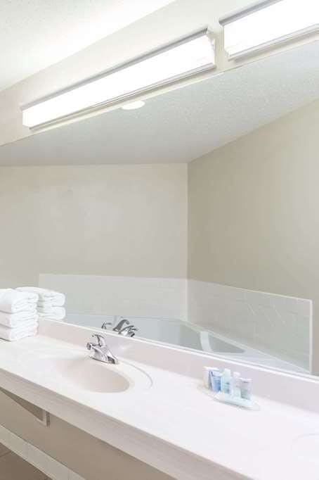 Hotel Wyndham Garden Fitchburg photo 4