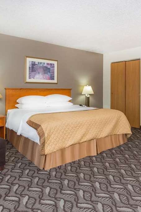 Hotel Wyndham Garden Fitchburg photo 2