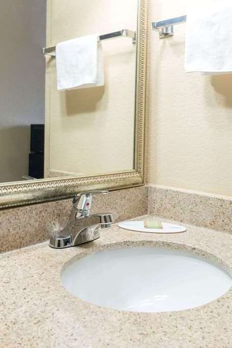 Hotel Super 8 Springfield East photo 4