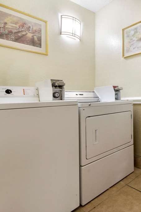 Hotel Super 8 by Wyndham Charlotte University photo 4