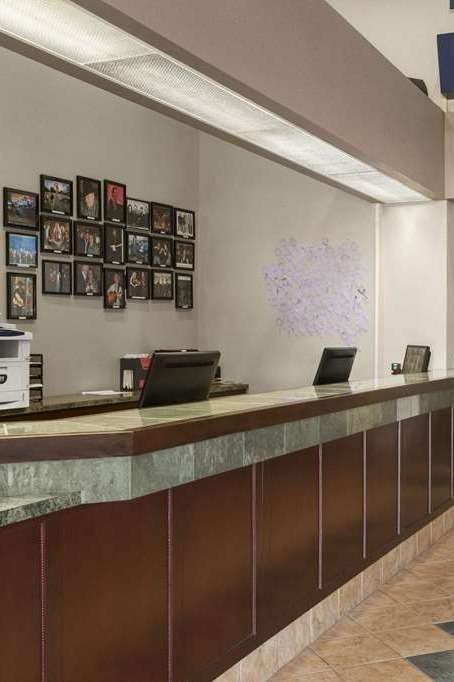 Hotel Days Inn & Suites by Wyndham Winkler photo 5