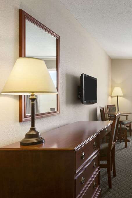 Hotel Days Inn & Suites by Wyndham Winkler photo 2