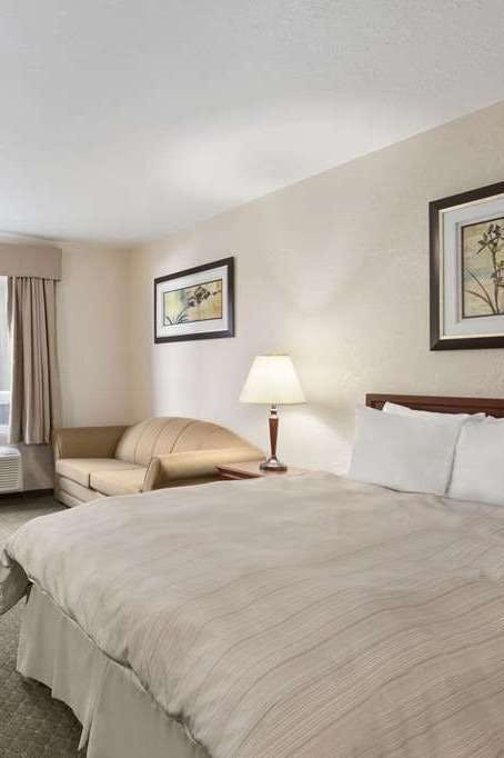 Hotel Days Inn & Suites by Wyndham Winkler photo 1