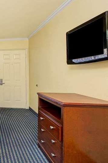 Hotel Super 8 by Wyndham Santa Cruz Beach photo 3