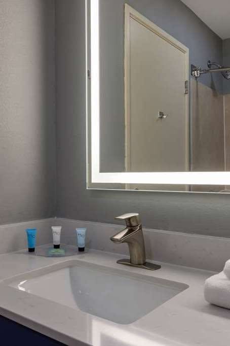 Hotel AmericInn by Wyndham Duluth photo 5