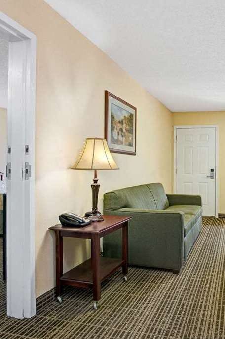 Hotel Baymont by Wyndham Smithfield photo 5