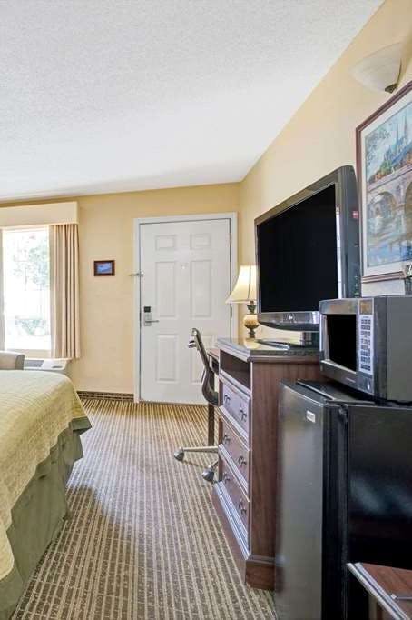 Hotel Baymont by Wyndham Smithfield photo 4