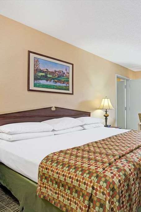 Hotel Baymont by Wyndham Smithfield photo 3