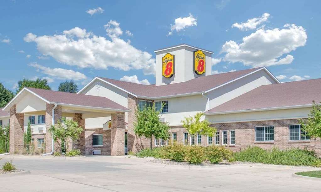 Super 8 by Wyndham Cedar Falls IA - University