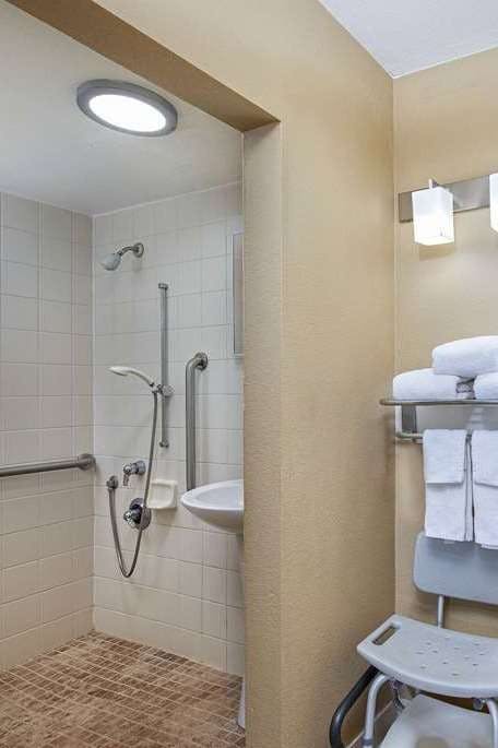 Hotel Super 8 by Wyndham Nashville West photo 4