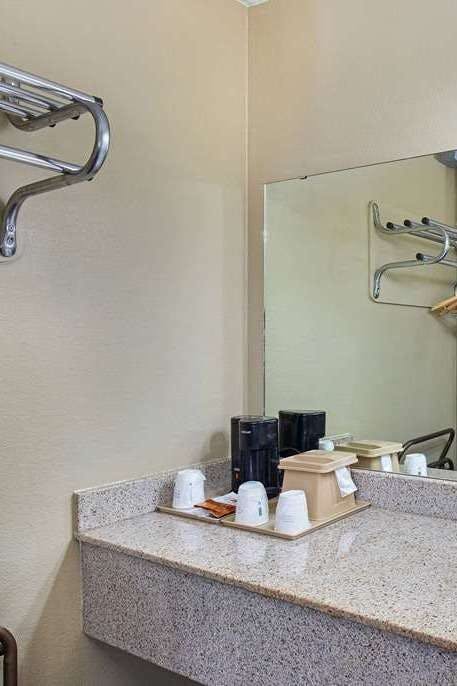 Hotel Super 8 by Wyndham Nashville West photo 5