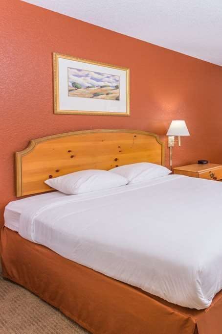 Hotel Super 8 by Wyndham Elgin photo 1