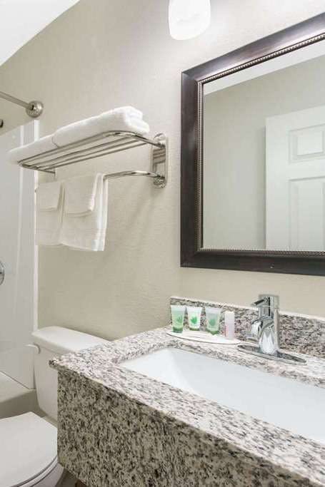 Hotel Super 8 by Wyndham Moberly MO photo 4