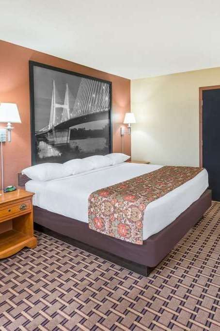 Hotel Super 8 by Wyndham Charleston/Sikeston East MO photo 2