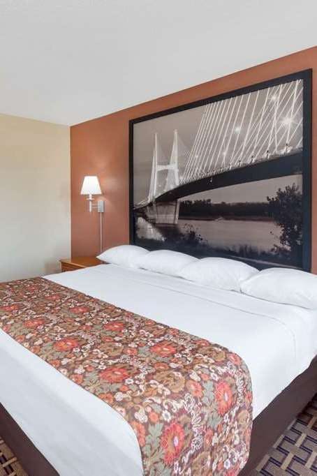 Hotel Super 8 by Wyndham Charleston/Sikeston East MO photo 1