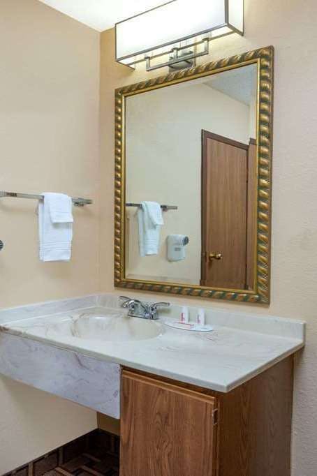 Hotel Super 8 by Wyndham Charleston/Sikeston East MO photo 4