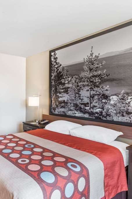 Hotel Super 8 by Wyndham Redding photo 1