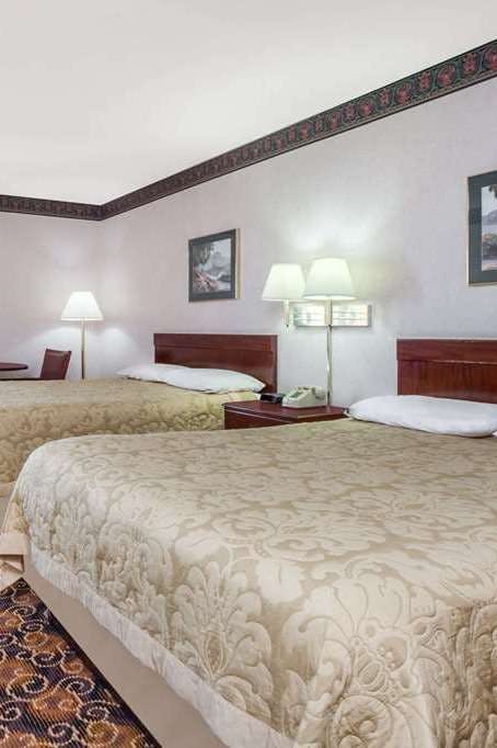 Hotel Super 8 by Wyndham Evansville North photo 1