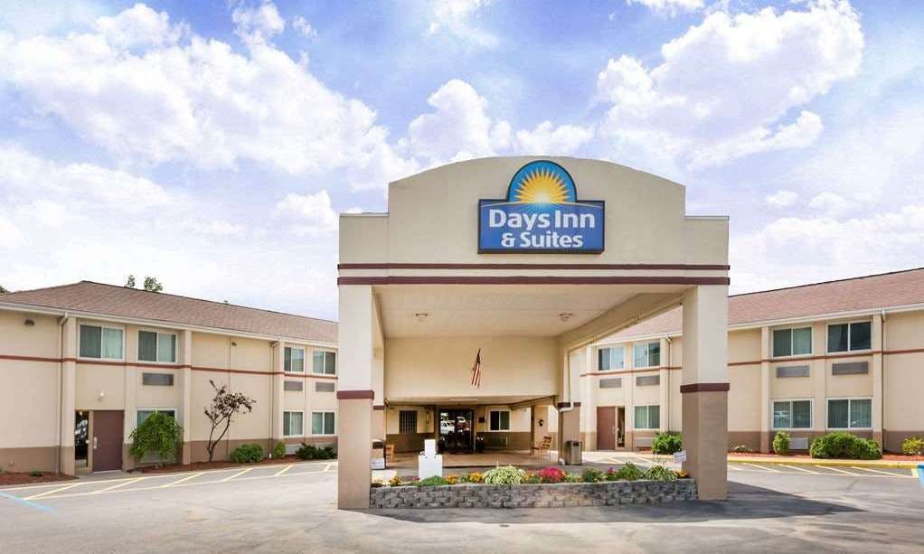 Days Inn & Suites by Wyndham Bridgeport - Clarksburg