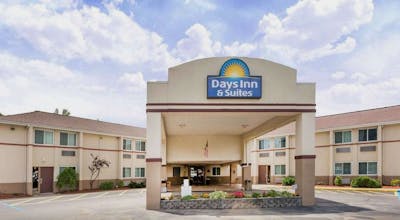 Days Inn & Suites by Wyndham Bridgeport - Clarksburg