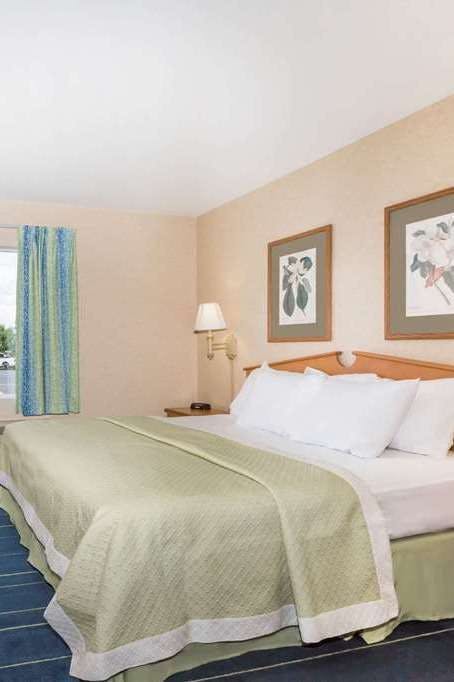 Hotel Days Inn & Suites by Wyndham Bridgeport - Clarksburg photo 1