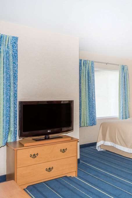 Hotel Days Inn & Suites by Wyndham Bridgeport - Clarksburg photo 5