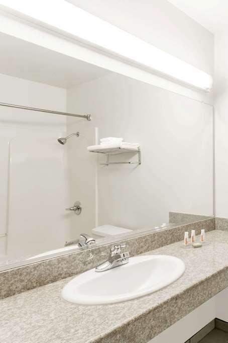 Hotel Super 8 Cloverdale Wine Ctry photo 3