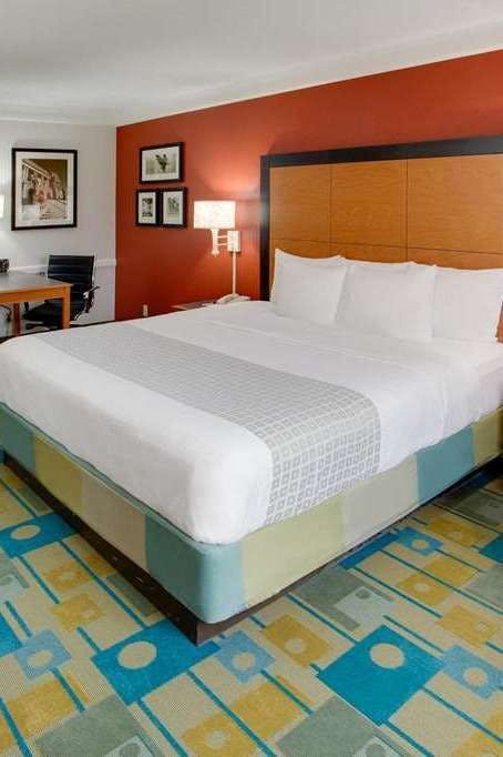 Hotel La Quinta Inn by Wyndham Pittsburgh Airport photo 1