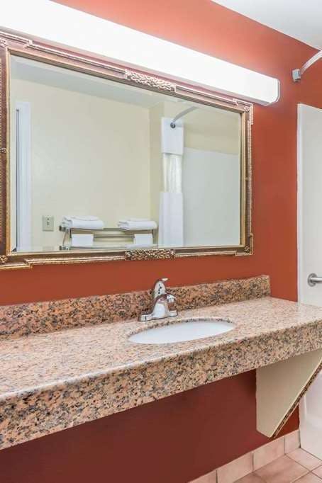 Hotel Days Inn by Wyndham Trenton photo 4