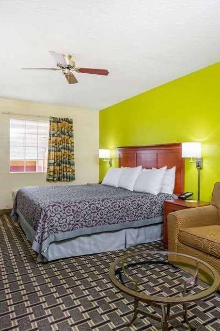 Hotel Days Inn by Wyndham Trenton photo 1