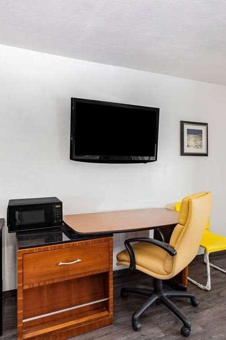 Hotel Oceanside Inn & Suites, a Days Inn by Wyndham photo 2