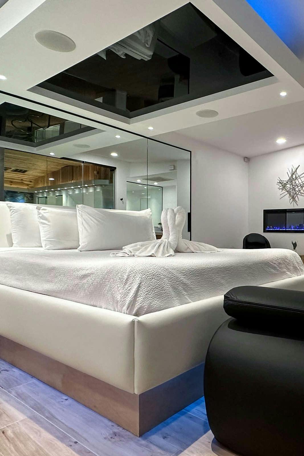 Hotel Sybaris Suites Indianapolis photo 2