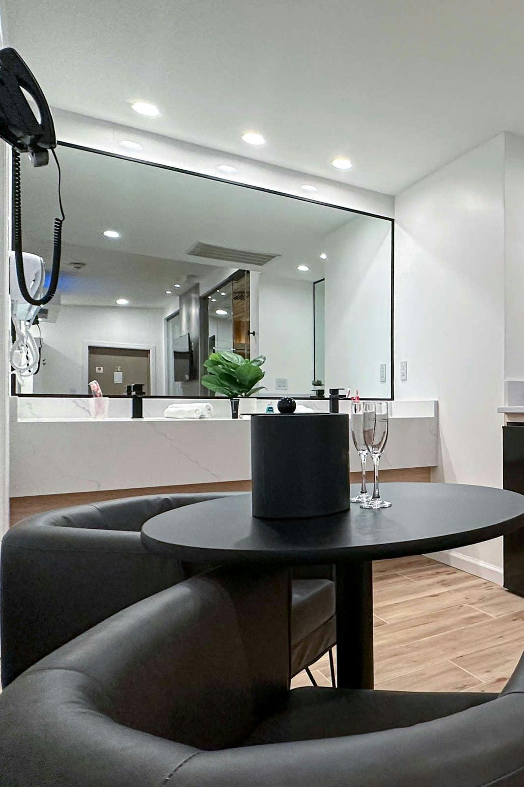 Hotel Sybaris Suites Indianapolis photo 5