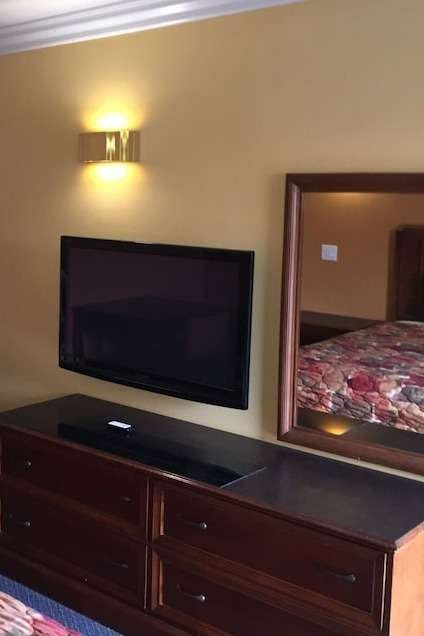 Hotel Industry Inn & Suites photo 4