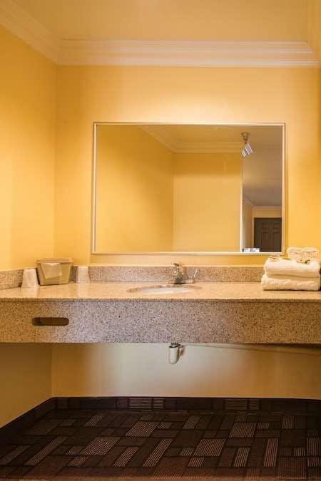 Hotel Industry Inn & Suites photo 3