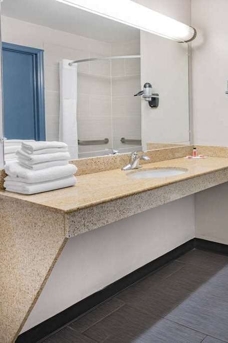 Hotel Days Inn by Wyndham Raleigh Glenwood-Crabtree photo 4