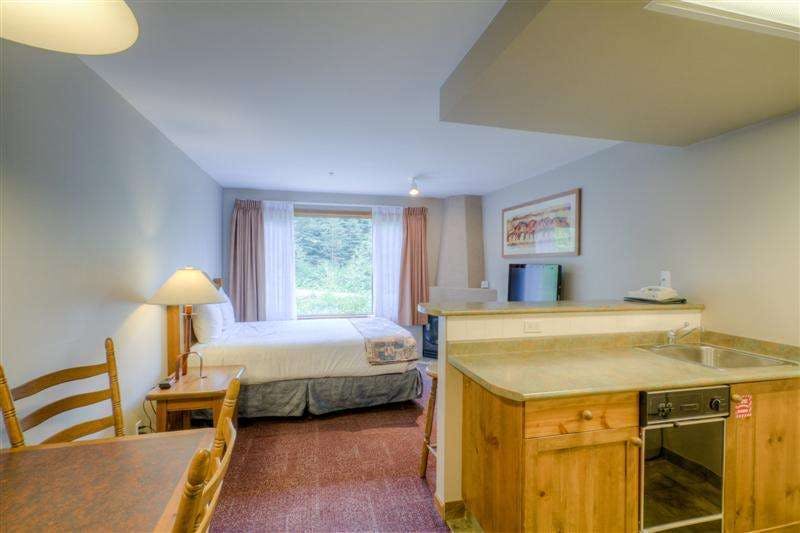 Hotel Nancy Greene's Cahilty Hotel & Suites photo 2