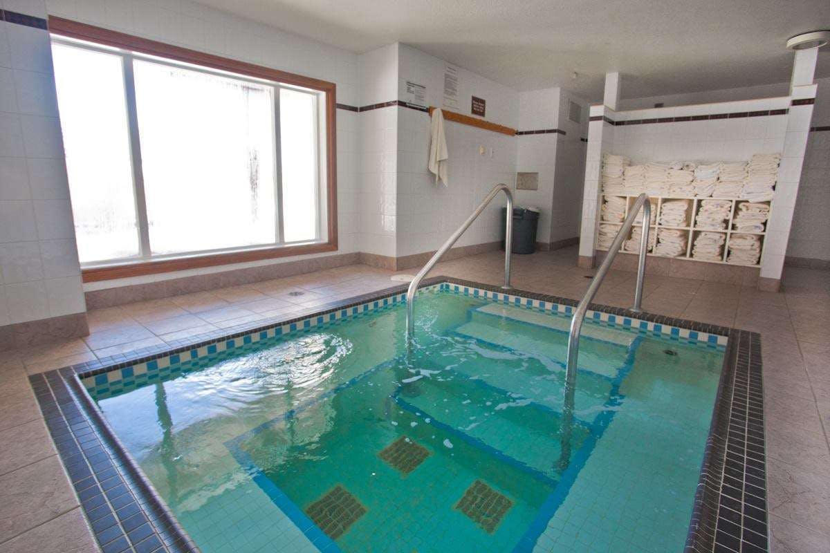 Hotel Nancy Greene's Cahilty Hotel & Suites photo 4