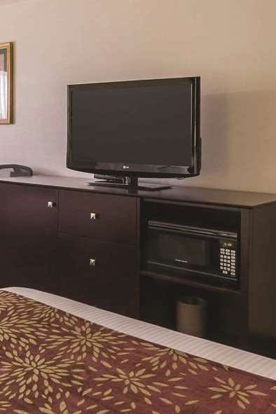 Hotel La Quinta Inn & Suites by Wyndham Woodburn photo 4