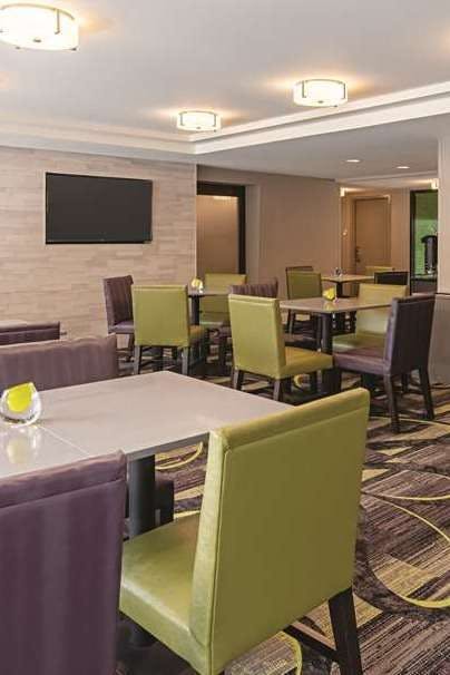 Hotel La Quinta Inn & Suites by Wyndham Portland DT/Maine Med photo 5