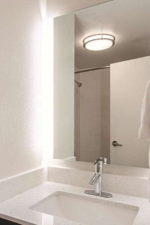 Hotel La Quinta Inn & Suites by Wyndham Portland DT/Maine Med photo 4