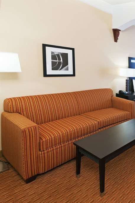 Hotel La Quinta Inn & Suites by Wyndham OKC North - Quail Springs photo 3