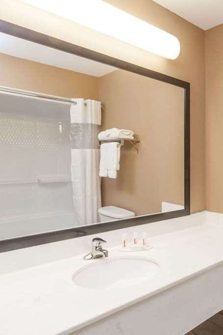 Hotel Baymont by Wyndham New Buffalo photo 5