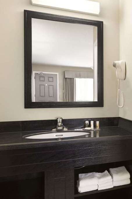 Hotel Days Inn by Wyndham Golden photo 4