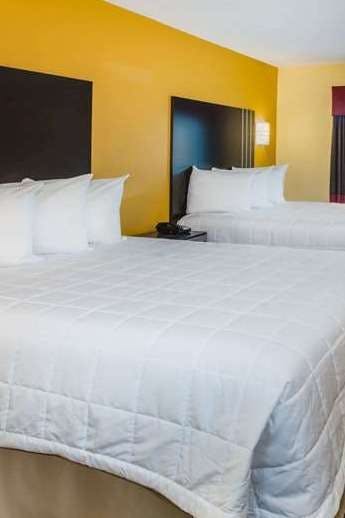 Hotel Days Inn & Suites by Wyndham Augusta Near Fort Eisenhower photo 1