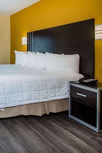 Hotel Days Inn & Suites by Wyndham Augusta Near Fort Eisenhower photo 2